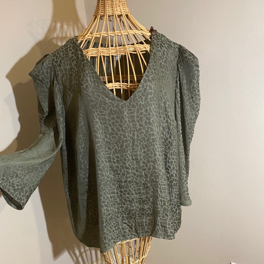 Puffy Shoulder Green Blouse 💚